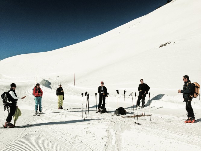 Skitourenkurs: Bevor's ins Gelände geht eine LVS-Übung