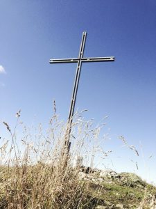 Recht unscheinbar: Gipfelkreuz der Halserspitze