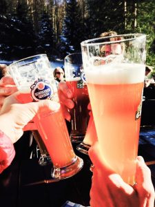 Winterwanderung zum Riederstein: Weißbier-Pause auf der Galaun