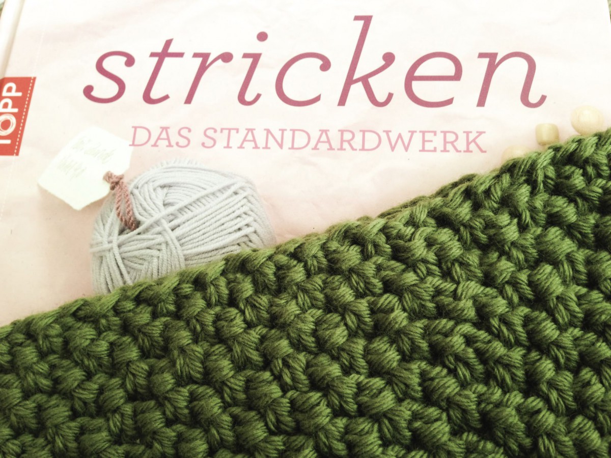 Immer gut bei der Hand zu haben: Stricken. Das Standardwerk