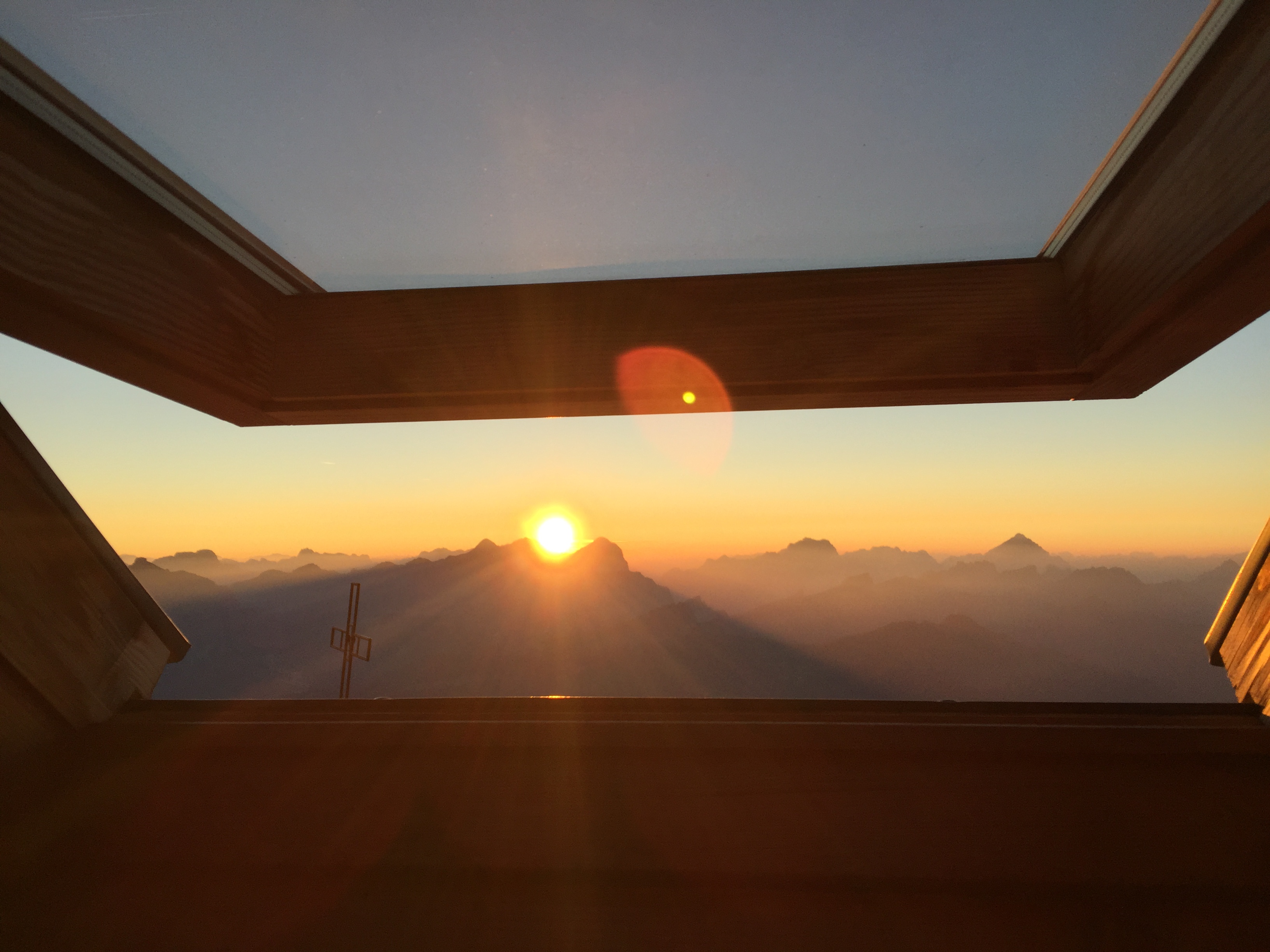 Wundervolles Aufwachen: Die Sonne küsst sanft das Refiugio Capanna Fassa wach. 