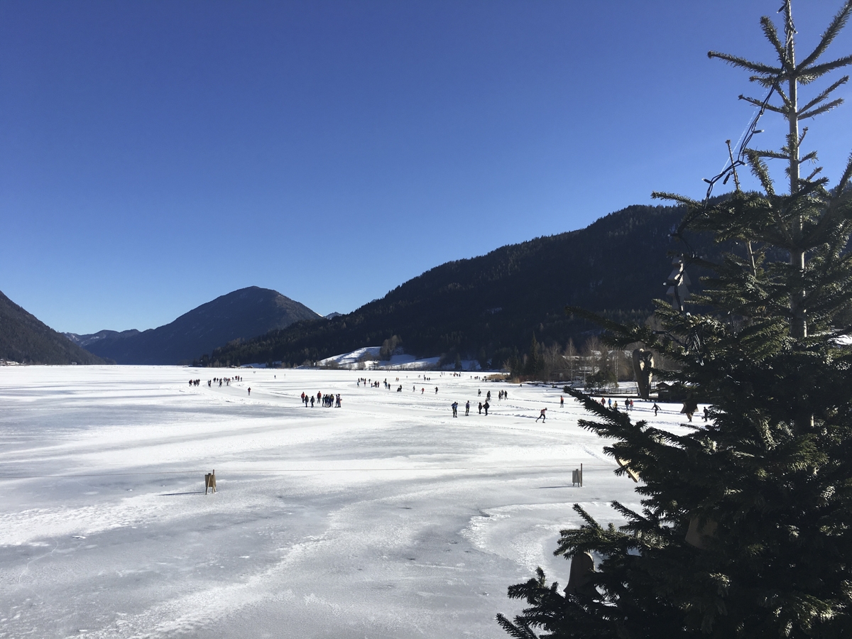Januar 2017: Der Weissensee in Kärnten ist zugefroren