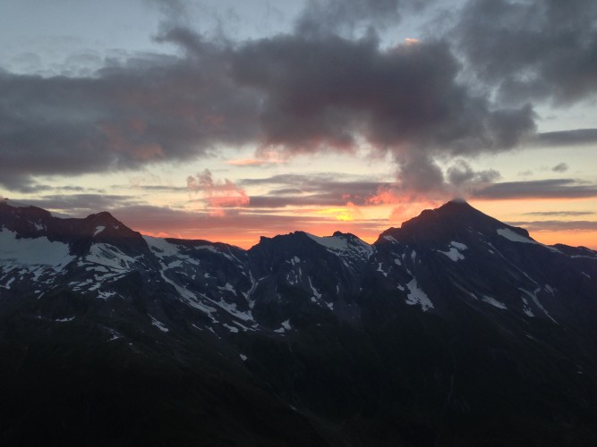 Drinnen: Köstliches Essen. Draußen: Sonnenuntergang. - Heinrich-Schwaiger-Haus