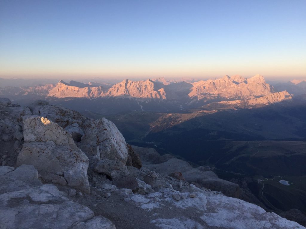 Abendrot: Blick nach Osten vom Piz Boè