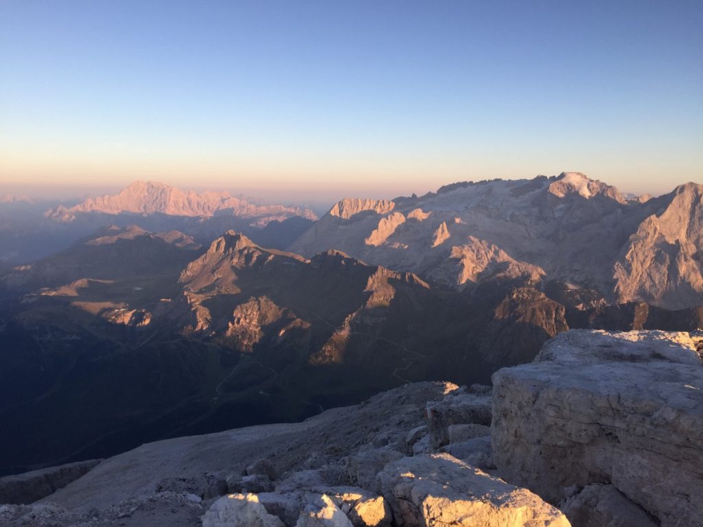 Abendrot: Blick nach Süd-Osten vom Piz Boè zur Marmolada