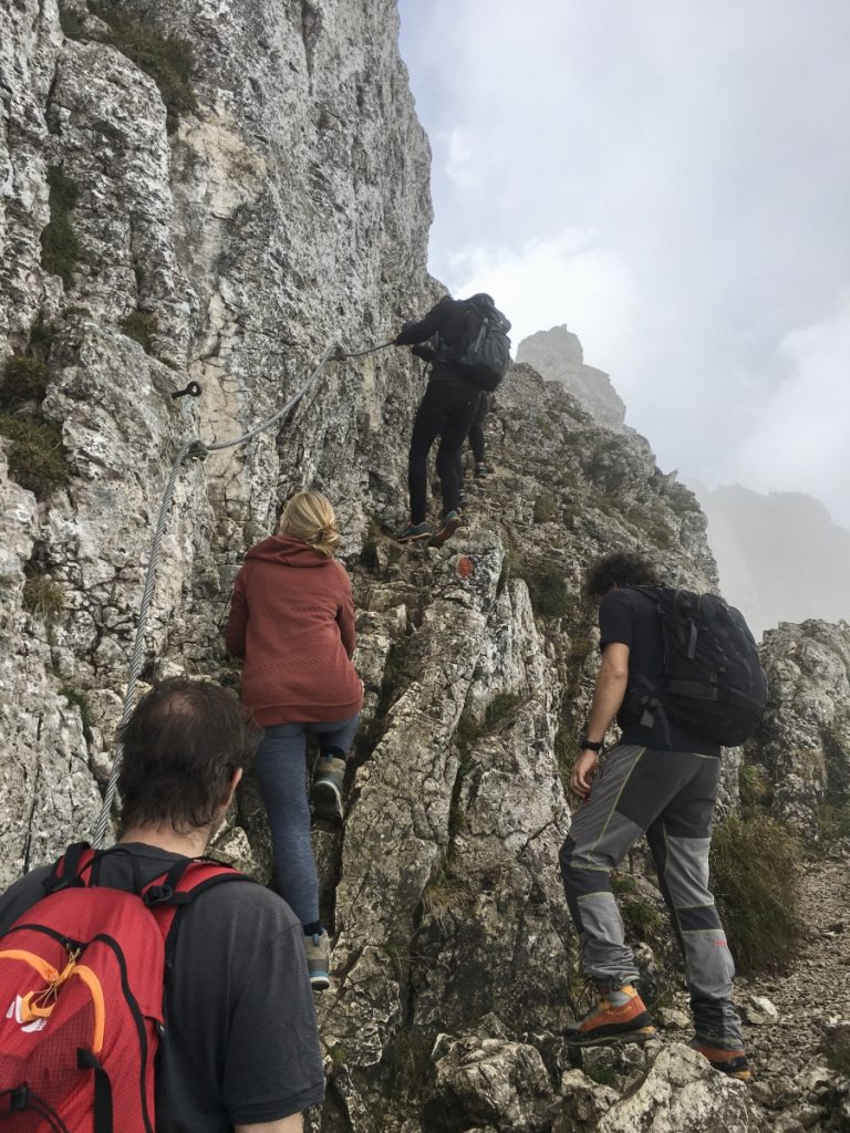 Auf dem Rückweg: Kurze Seilversicherung unterhalb des Gipfels