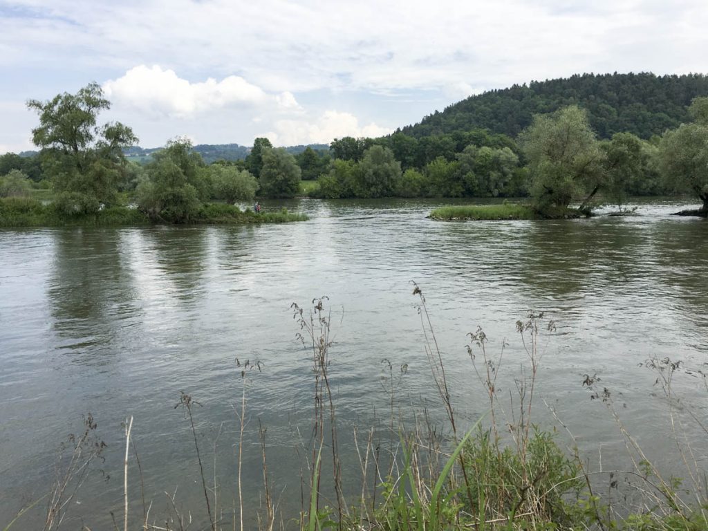 Isarmündungs-Blick von rechten zum linken Ufer - Besucher können sich zuwinken. 