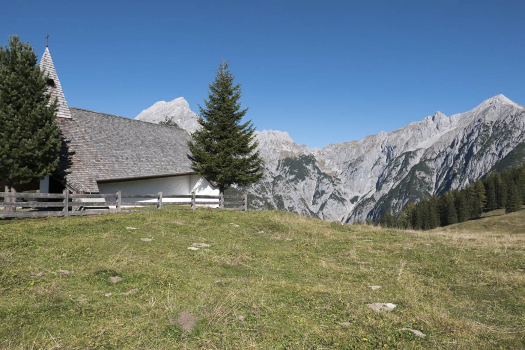 Kapelle und Karwendel. 