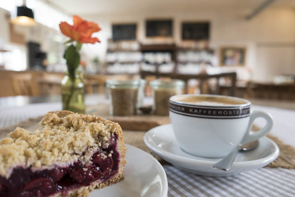 Ein Stück Kirschstreusel und ein Cappuccino 