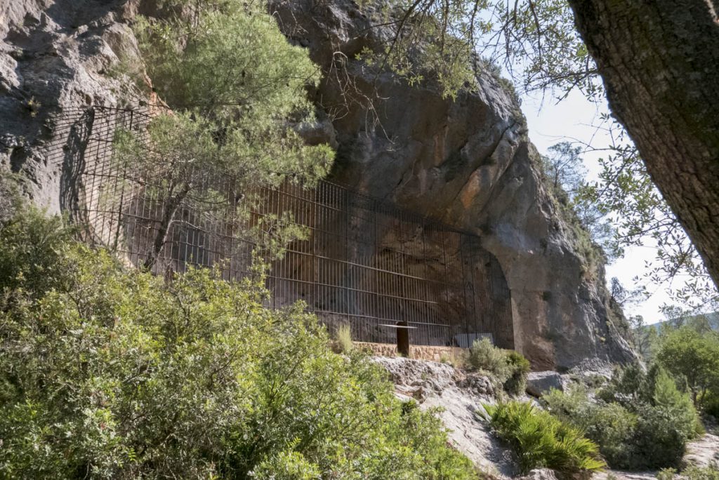 Die mittlere der drei Höhlen der Cuevas de la Araña, samt Honigsammler.