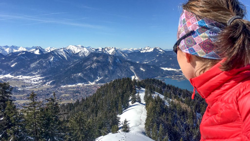 Frühling: Wanderung auf die Baumgartenschneid über dem Tegernsee. Viel Sonne, viel Schnee.