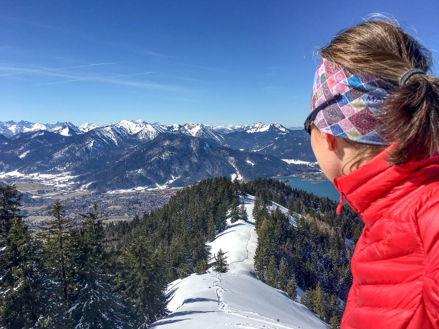 Frühling: Wanderung auf die Baumgartenschneid über dem Tegernsee. Viel Sonne, viel Schnee.