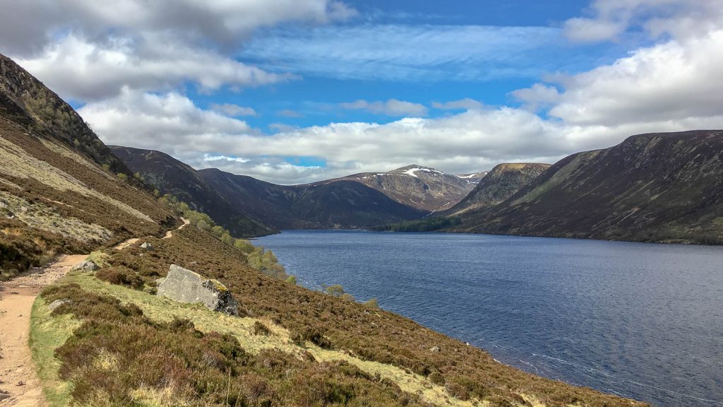 Loch Muick in den Cairngorm Mountains, Schottland