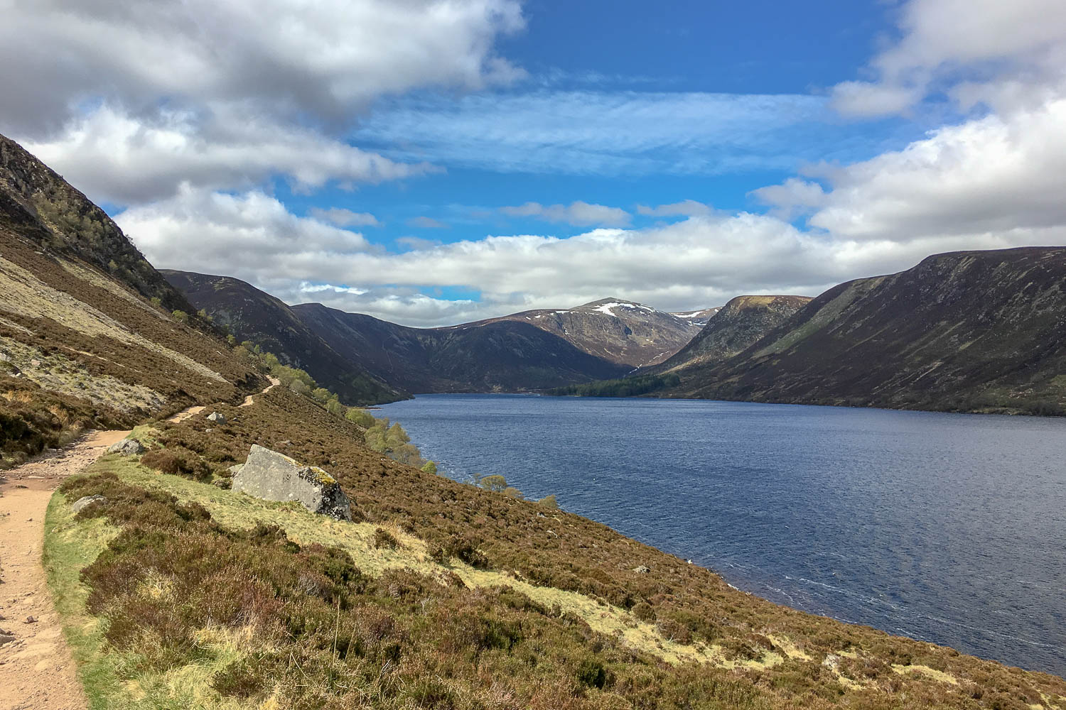 Loch Muick in den Cairngorm Mountains, Schottland