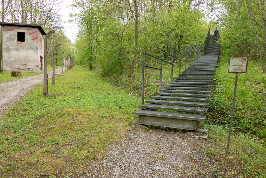 Quasi durch die grüne Hintertür betritt man auf der Zeitschneise das KZ Buchenwald.