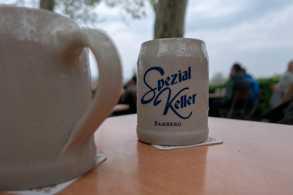 Auf dem Spezial Keller in Bamberg. Ein Bierkrug auf dem Tisch