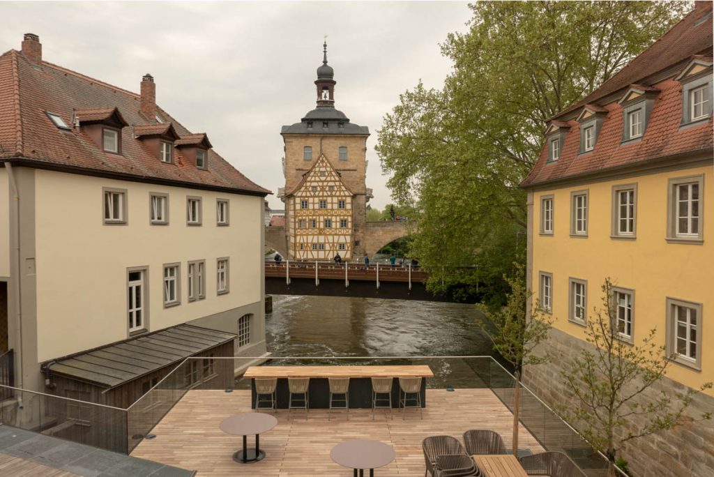 Regnitz-Blick vom Informationszentrum Weltkulturerbe auf das Rathaus Bamberg. 