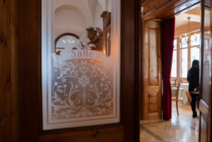Hotel Schweizerhof: Tür zum Speisesaal.