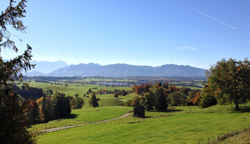 Blick von der Aidlinger Höhe Richtung Wetterstein und Zugspitze