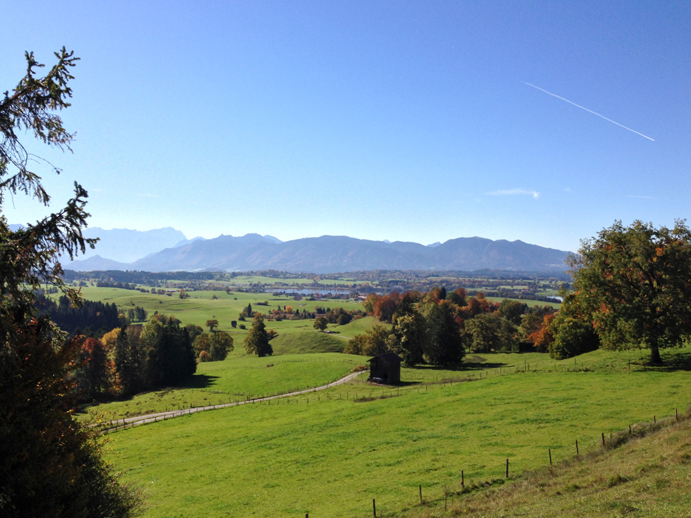 Blick von der Aidlinger Höhe Richtung Wetterstein und Zugspitze