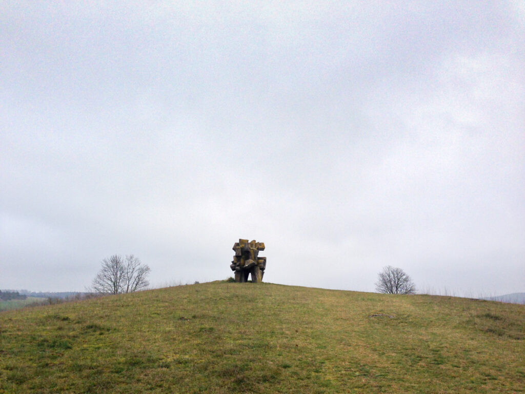 Figur im Figurenfeld Eichstätt im Altmühltal auf einer Wiese im November