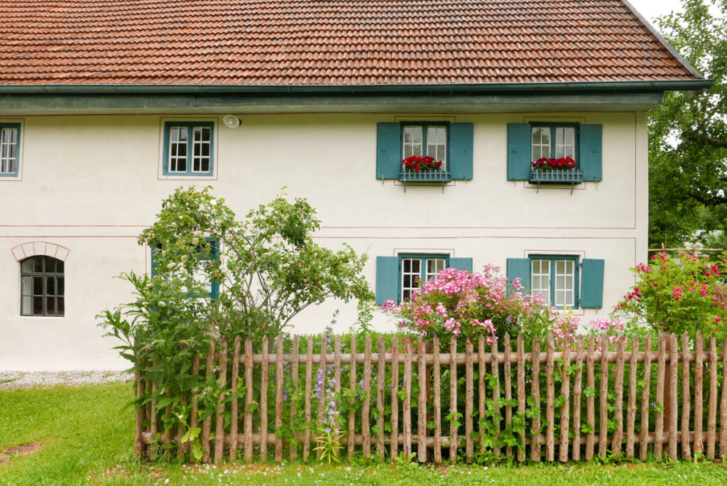 Das Wohnhaus am Bauernhofmuseum Jexhof im Sommer
