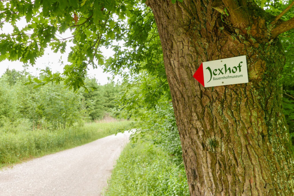 Wegweiser Richtung Bauernhofmuseum Jexhof