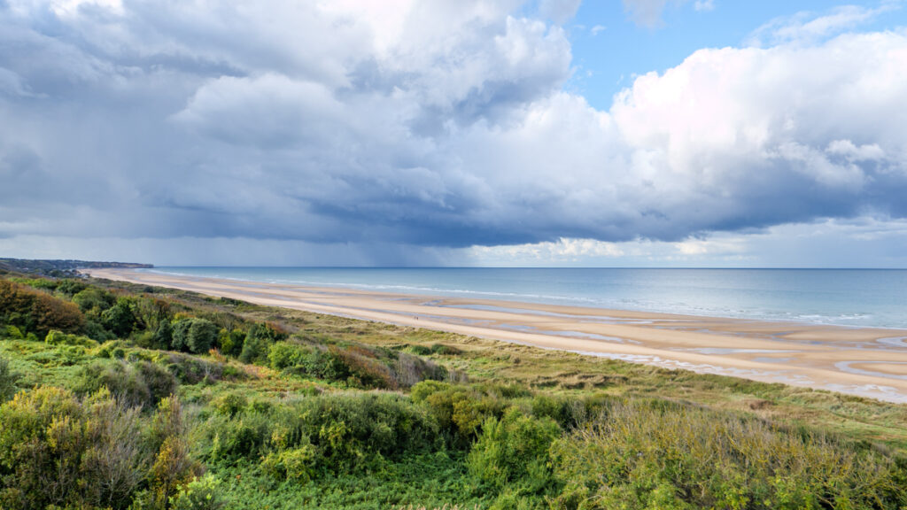 Omaha Beach - zehn Kilometer Strand, links und rechts davon Steilküste.