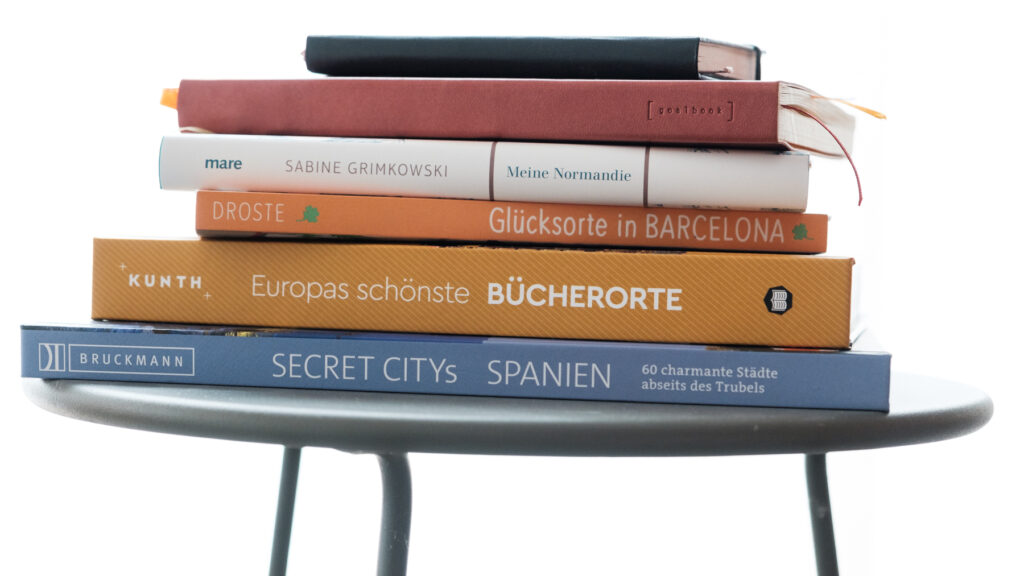 Stapel mit verschiedenen Büchern rund ums Reisen, geschrieben von Frauen