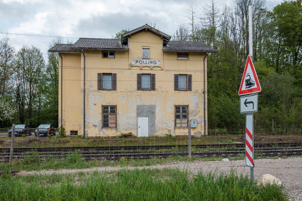 Ein zweistöckiges, gelb gestrichenes Bahnhofsgebäude