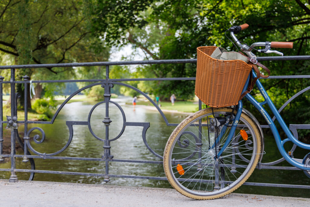 Ein blaues Damenrad auf einer Brücke im Englischen Garten