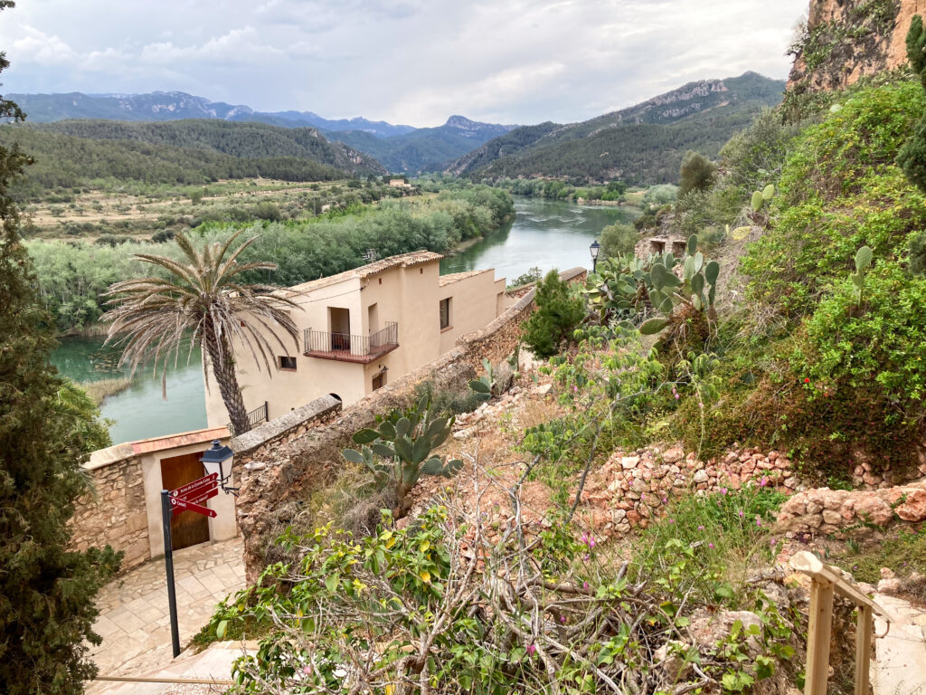 Flussabwärts ließe sich auf dem Weitwanderweg GR99 entlang des Ebro wandern.