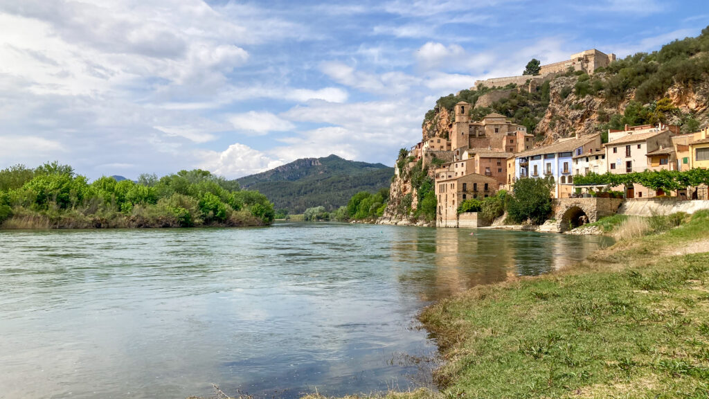 Das Dorf Miravet am Ebro