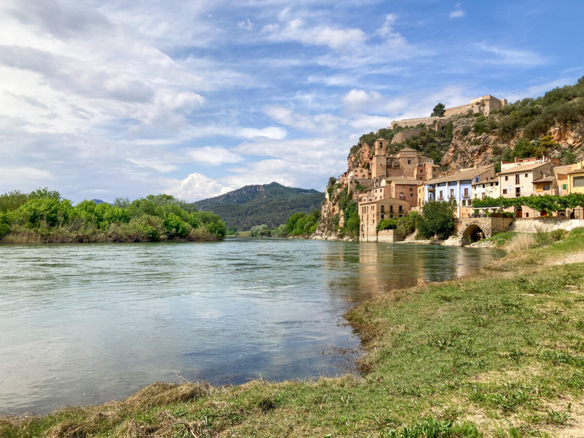 Das Dorf Miravet am Ebro