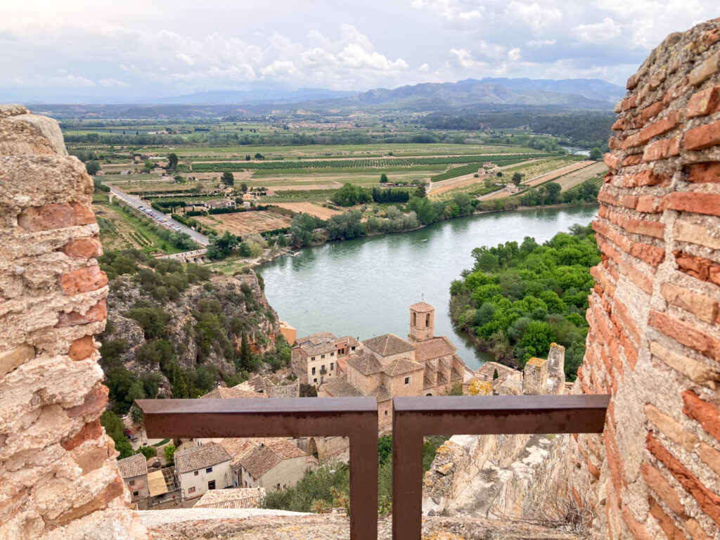 Blick von der Burg auf den alten Ortskern von Miravet