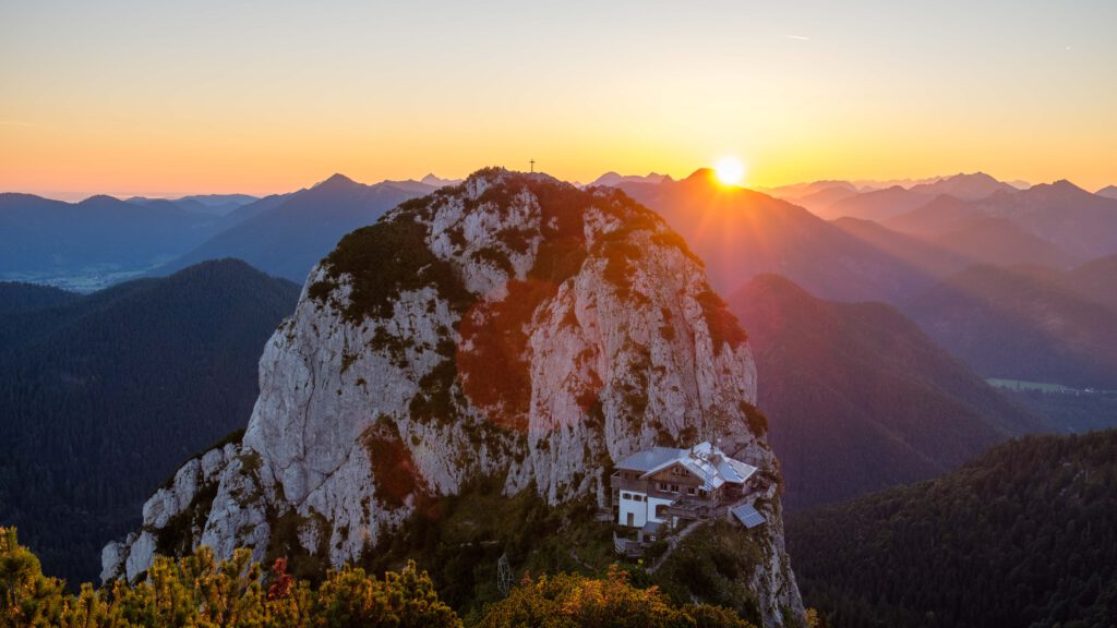 Tegernseer Hütte bei Sonnenaufgang