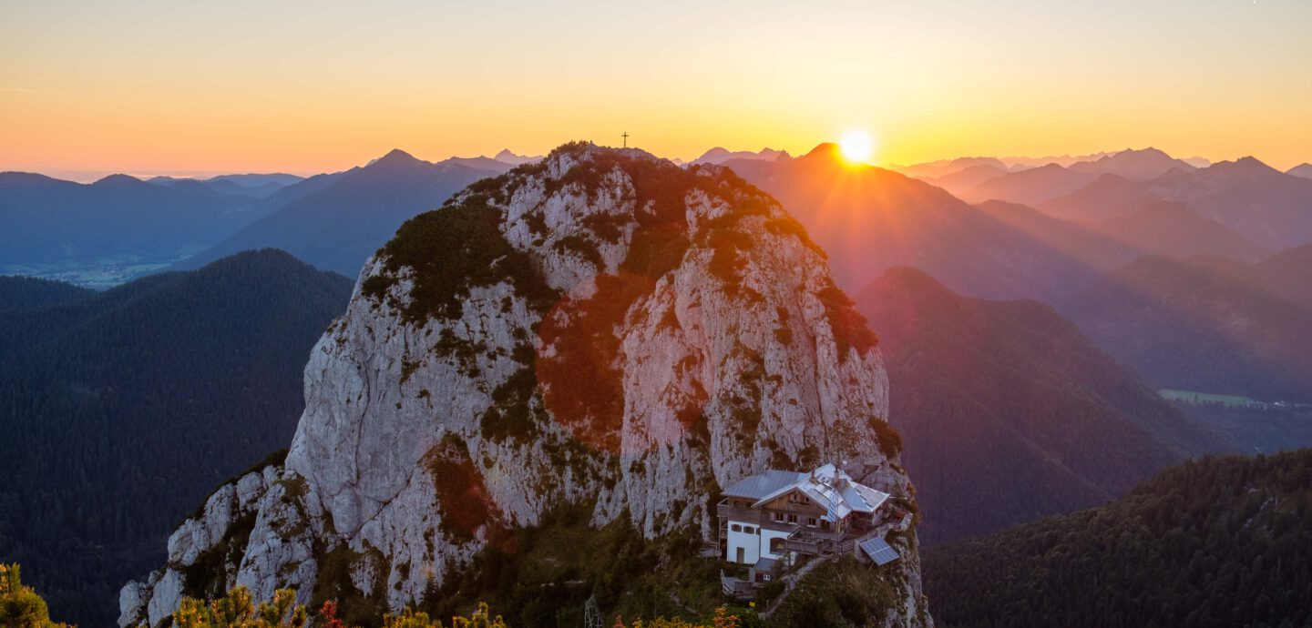 Tegernseer Hütte bei Sonnenaufgang