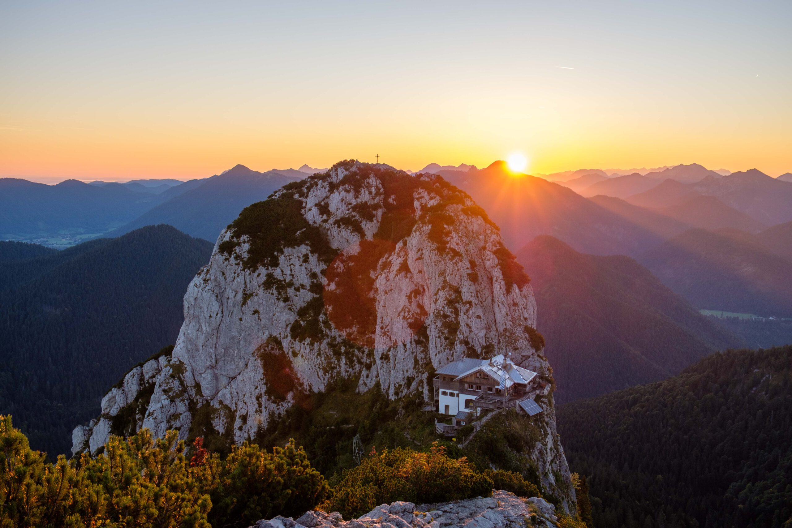 Tegernseer Hütte bei Sonnenaufgang